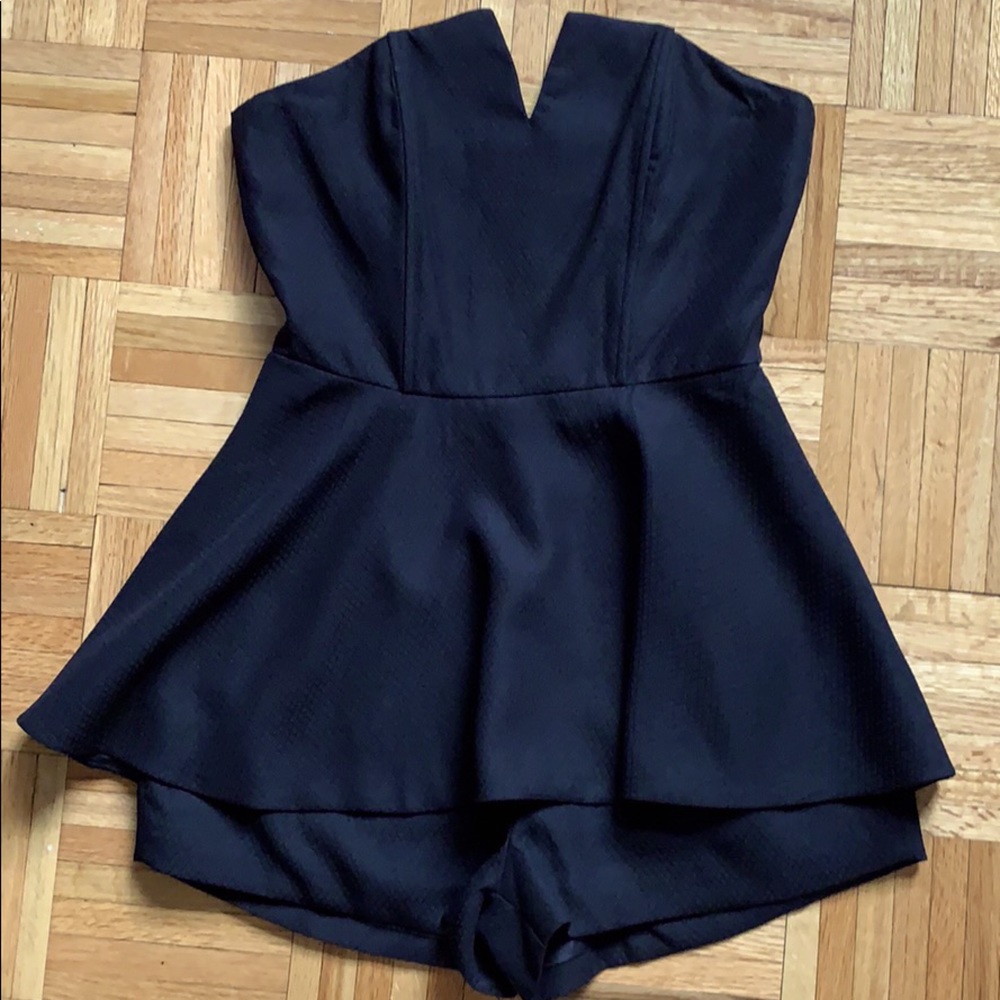 Exquisite Nordstrom romper with a v cut top! Sz xs - Picture 1 of 4